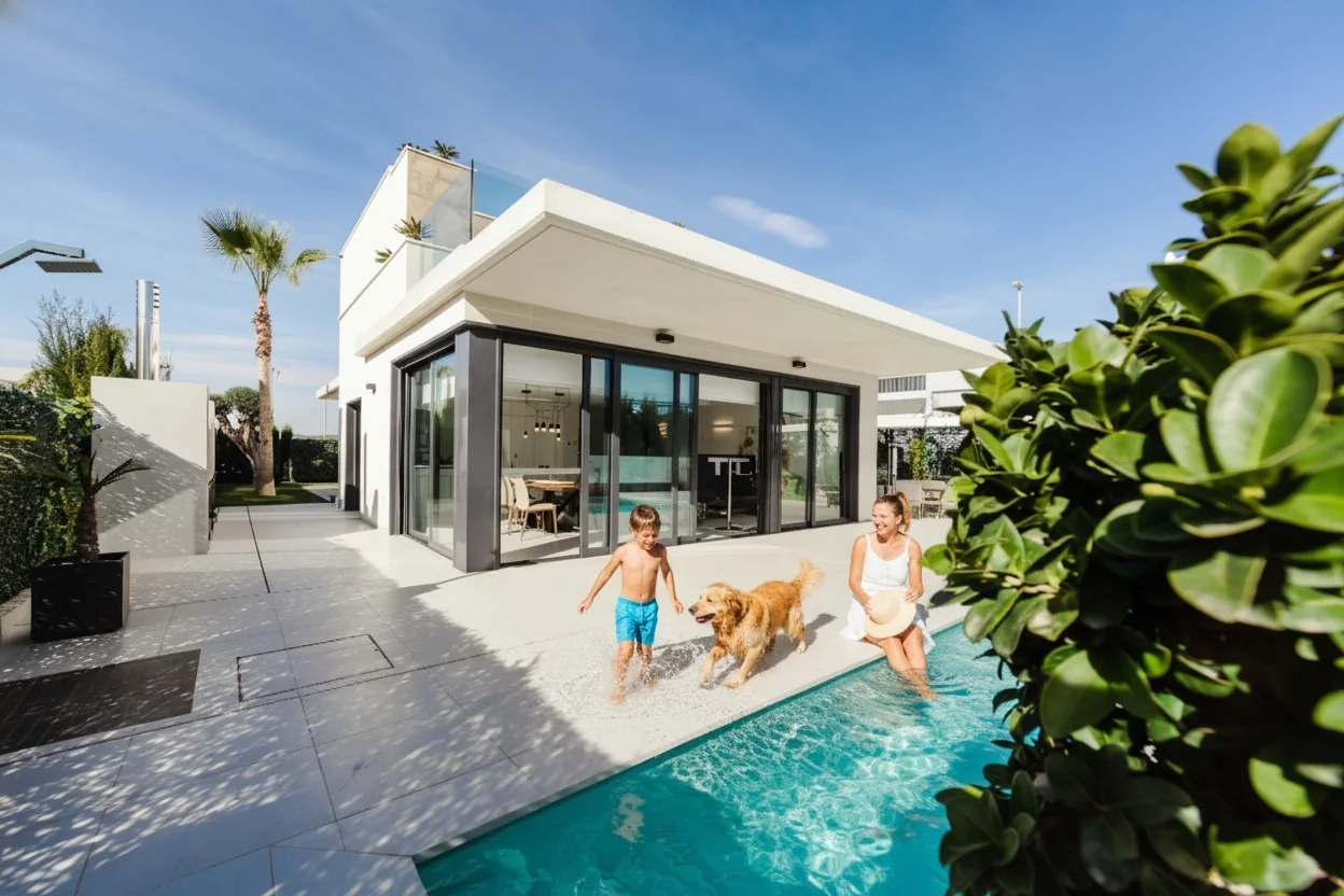 Casa moderna com piscina em ambiente tropical do nordeste brasileiro