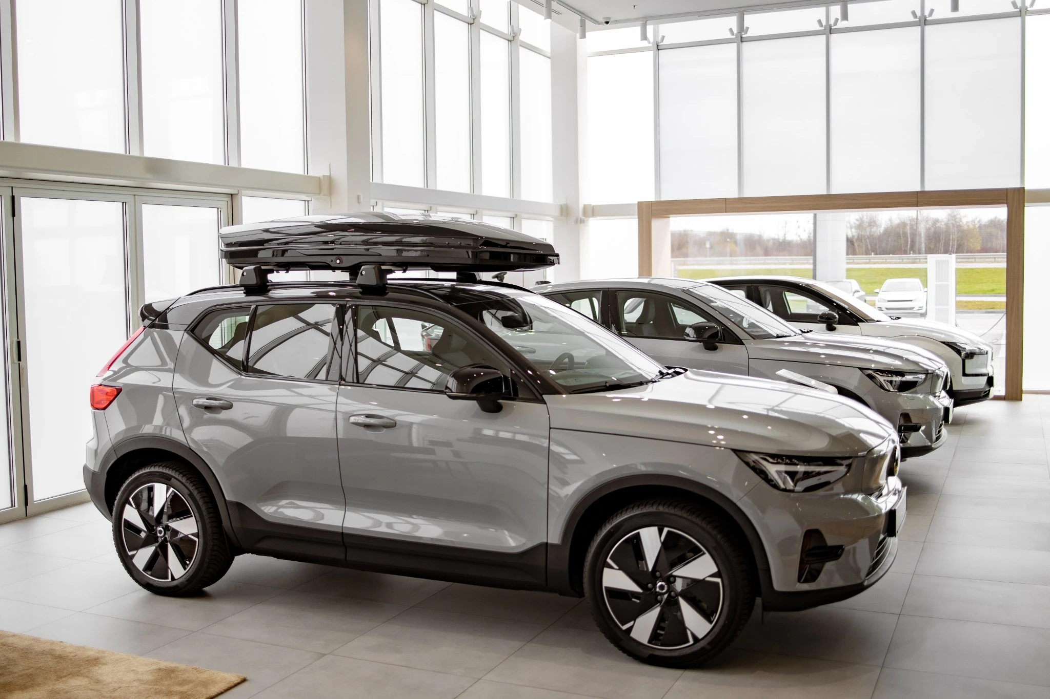 Concessionária com SUVs novos